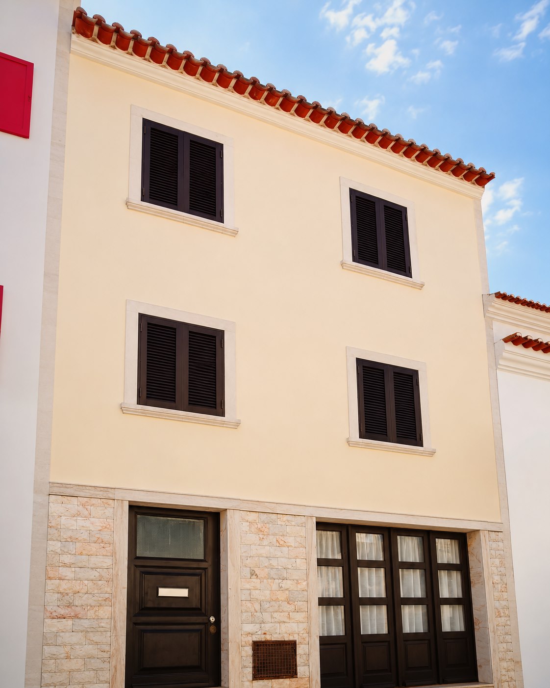 Fachada renovada com acabamento uniforme e andaimes removidos