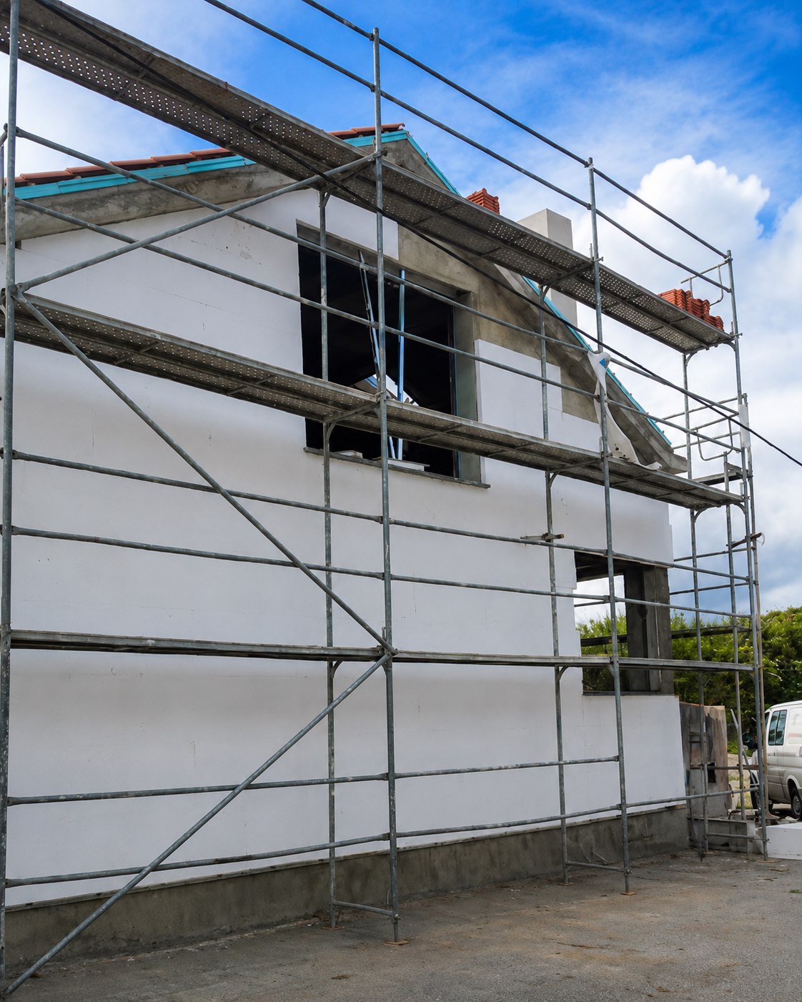 Exterior da moradia em obra, com andaimes montados