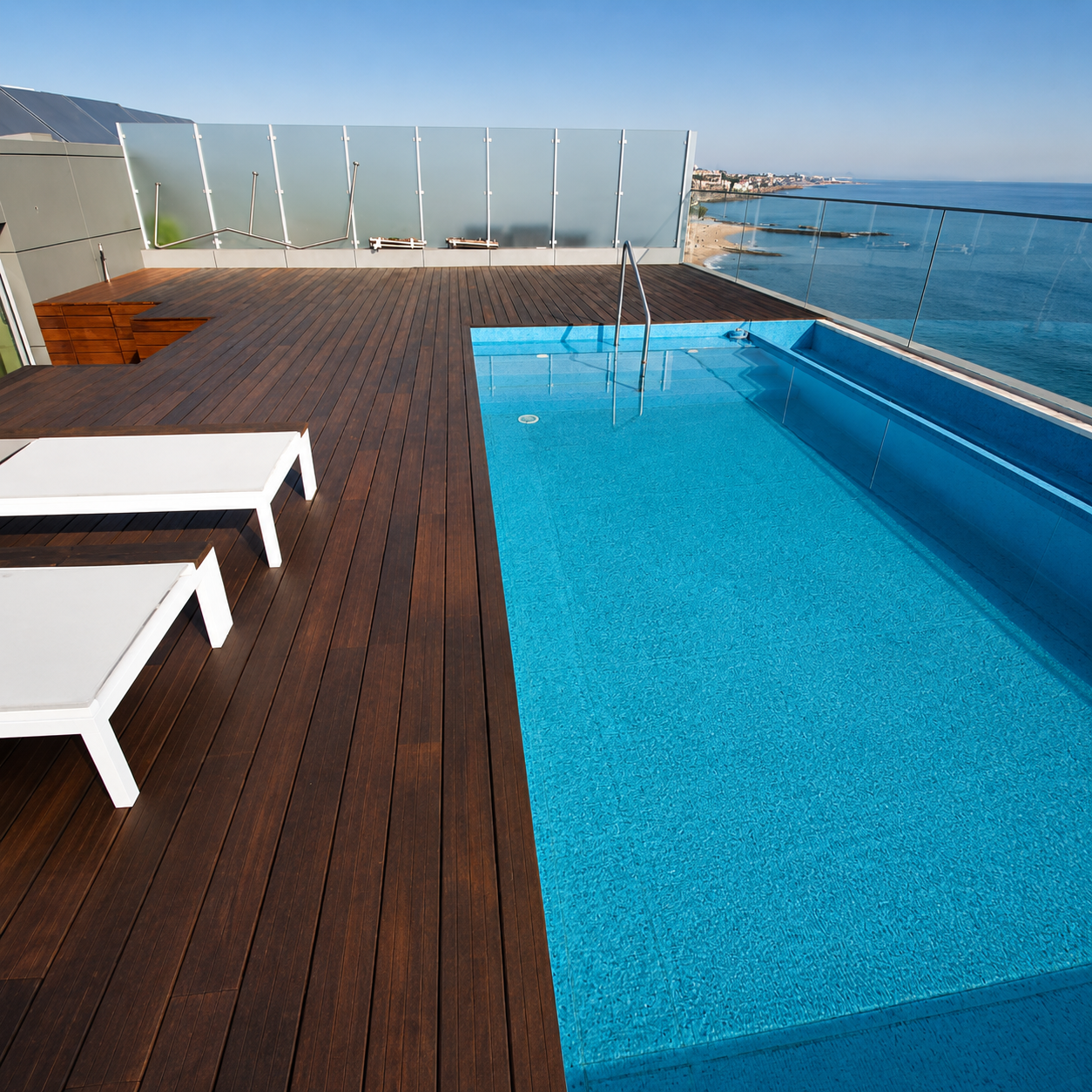Zona de piscina com deck em madeira