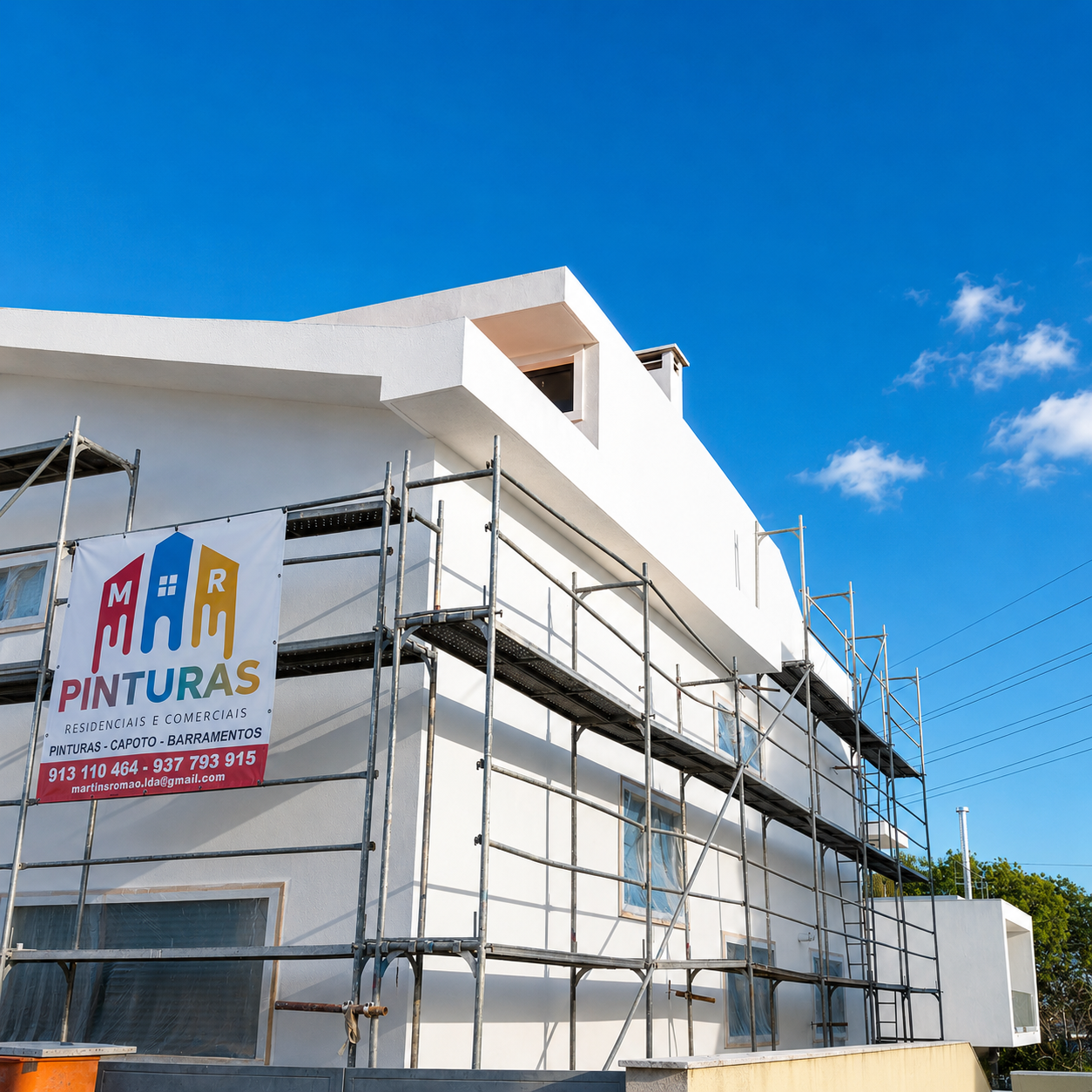 Fachada branca em obra com logo da MR Pinturas