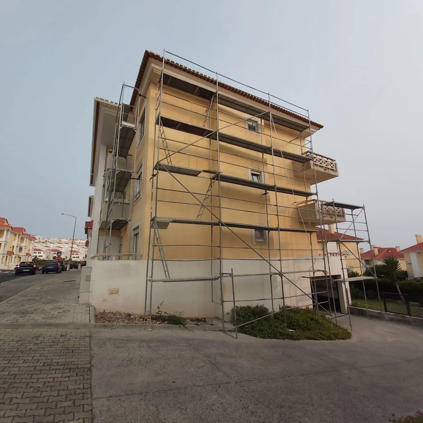 Prédio em Ribeira d'Ilhas